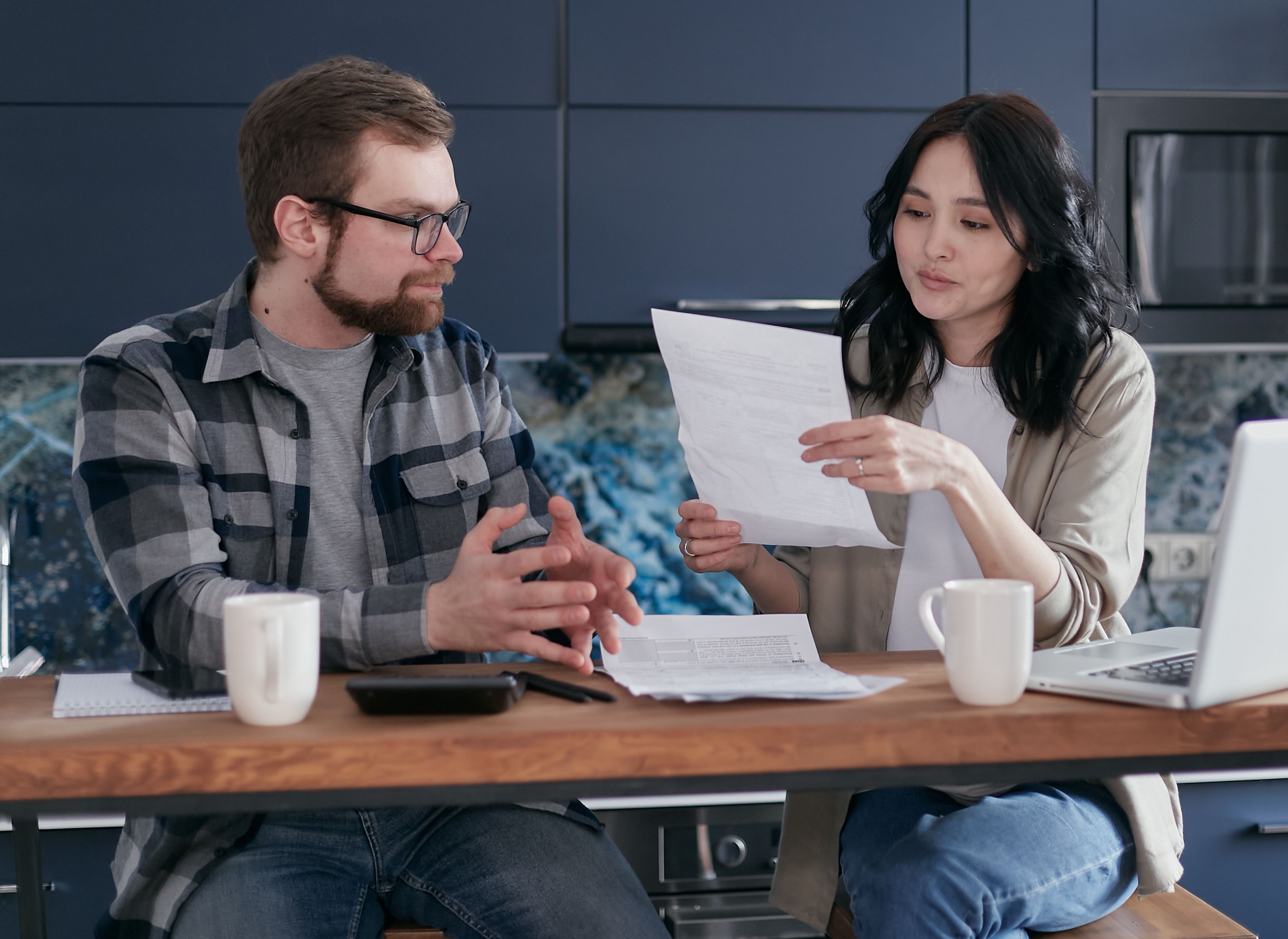 Couple working through their wedding budget together